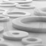 arandelas en plásticos técnicos sobre fondo blanco.