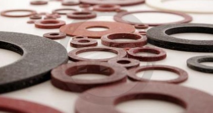 Arandelas de fibra vulcanizada roja sobre fondo blanco.