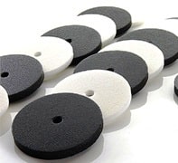 arandelas de espumas técnicas blancas y negras sobre fondo blanco