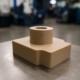 pieza mecanizada en PEEK sobre mesa de trabajo industrial