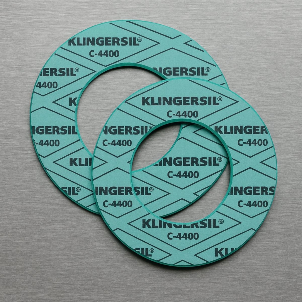 Juntas Klingersil® C-4400 sobre superficie de acero inoxidable, vista superior.